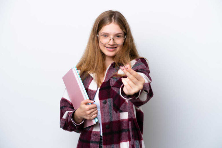 Dziewczyna z legitymacją studencką i lawendowym notatnikiem w ręku
